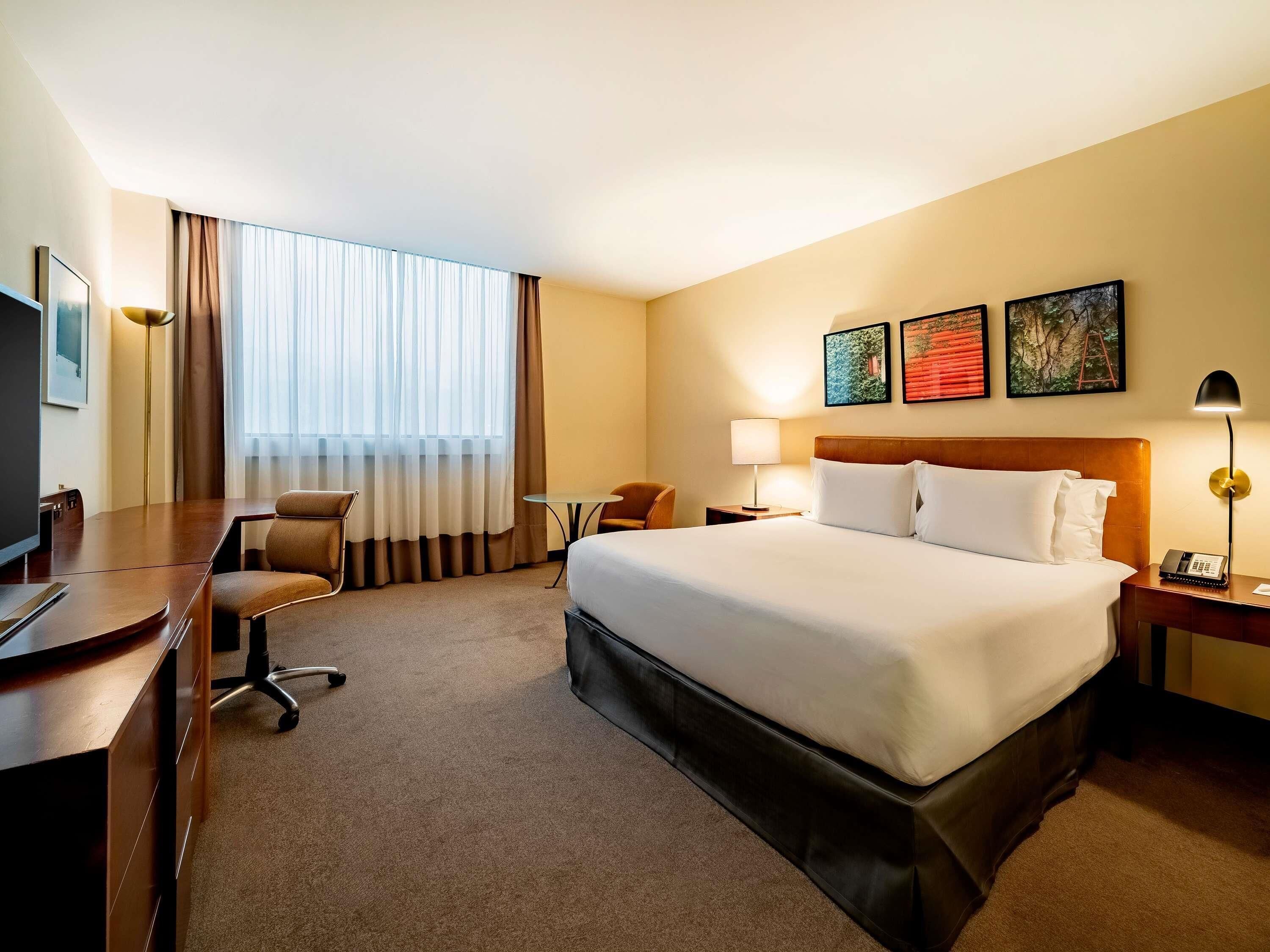 迷你吧、客房内保险箱、办公桌、笔记本电脑工作区