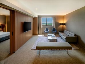 Executive Suite, 1 King Bed, Club lounge access | Minibar, in-room safe, desk, laptop workspace