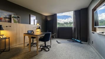 Minibar, Zimmersafe, Schreibtisch, laptopgeeigneter Arbeitsplatz
