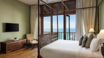 Themed Suite with Pool | Minibar, coffre-fort, ameublement unique, bureau