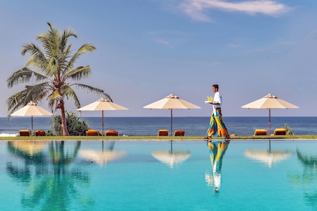 2 albercas al aire libre y camastros