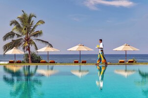 2 outdoor pools, sun loungers
