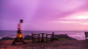 تناول الطعام بالخارج