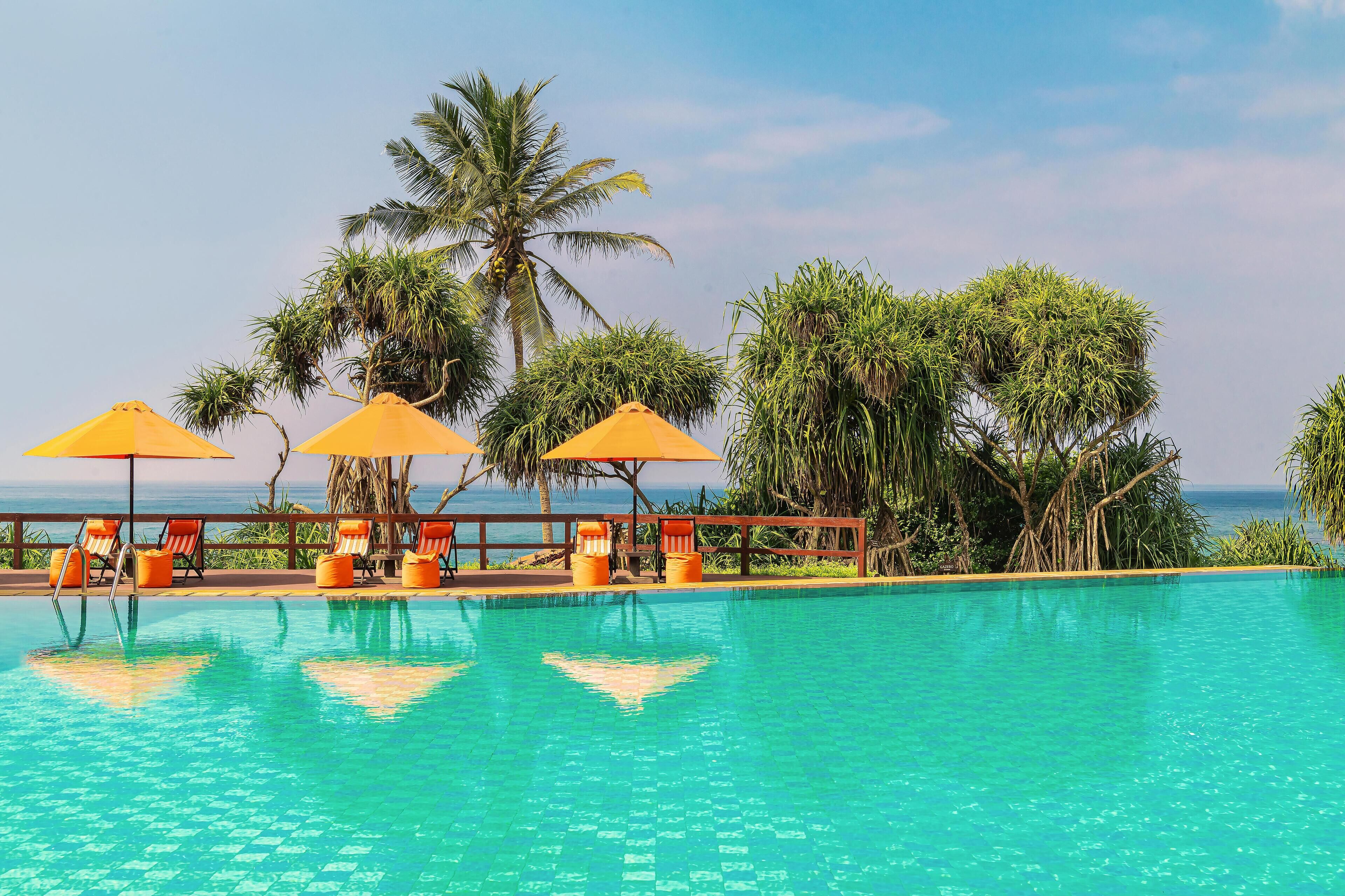 2 outdoor pools, pool loungers