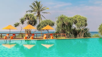 2 من حمّامات السباحة الخارجية، مقاعد للتشمس