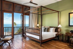 Themed Suite with Pool | Frigobar, cofres nos quartos, individualmente mobiliados, escrivaninha