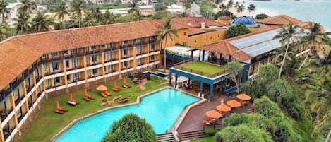 2 outdoor pools, pool loungers