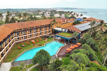 2 outdoor pools, sun loungers