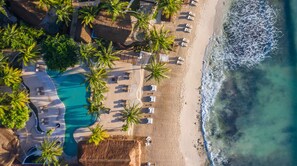 On the beach, white sand, sun loungers, beach umbrellas - Viceroy Riviera Maya, a Luxury Villa Resort - Adults Only (Playa del Carmen)