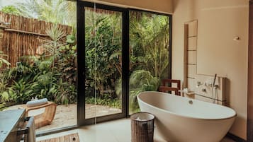 Viceroy Villa with Private Plunge Pool and Deck | Kylpyhuone | Suihku, designer-hygieniatuotteet, hiustenkuivaaja, kylpytakit