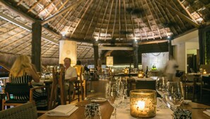 2 restaurantes; se sirven desayunos, comidas y cenas