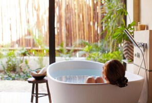 Villa Prestigio (with Private Plunge Pool and Deck) | Baño | Regadera, amenidades de baño de diseñador, secadora de cabello, batas