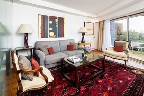 Premium bedding, in-room safe, desk, blackout curtains