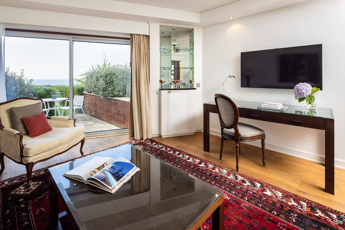 1 bedroom, premium bedding, in-room safe, desk