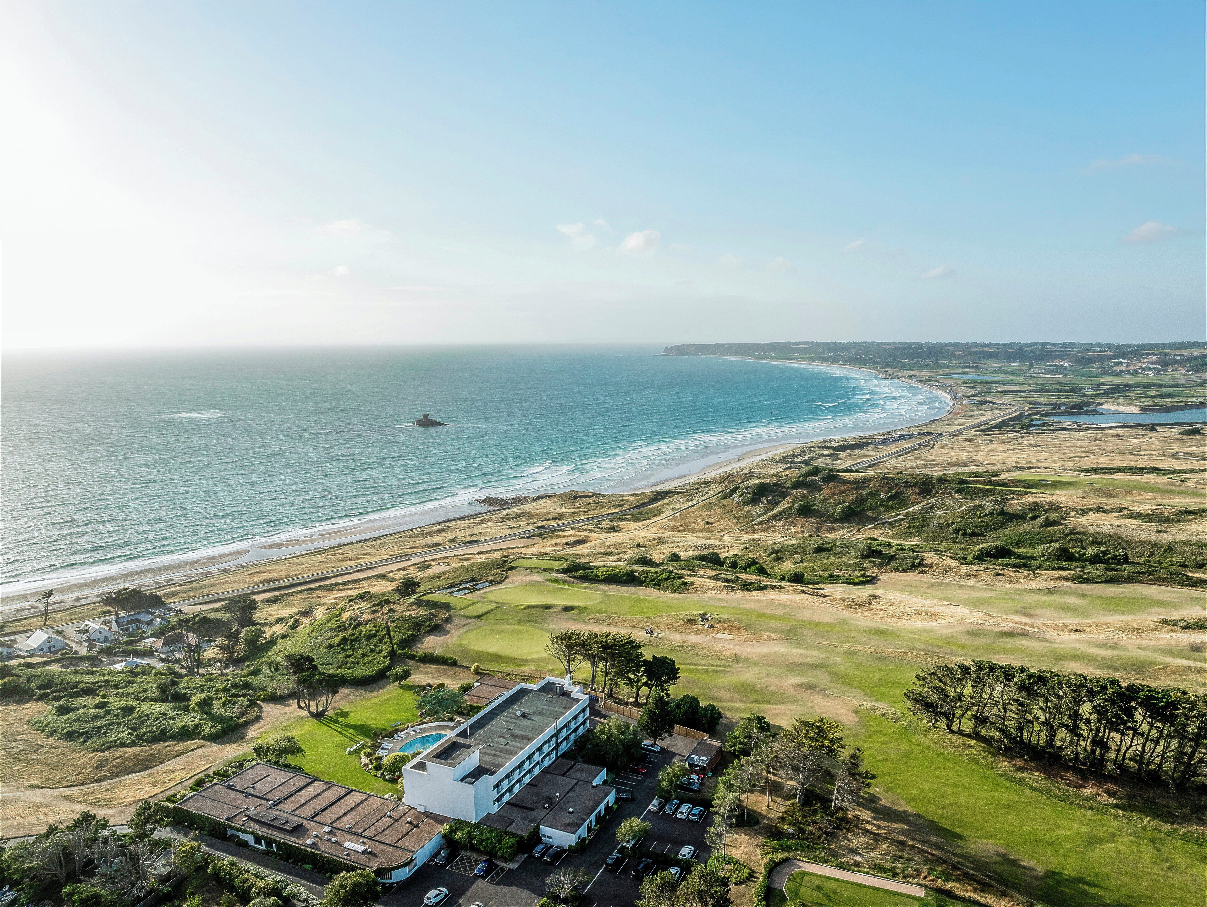 Une propriété située sur la côte, dotée d’un terrain de golf, d’une piscine et offrant une vue sur l’océan.