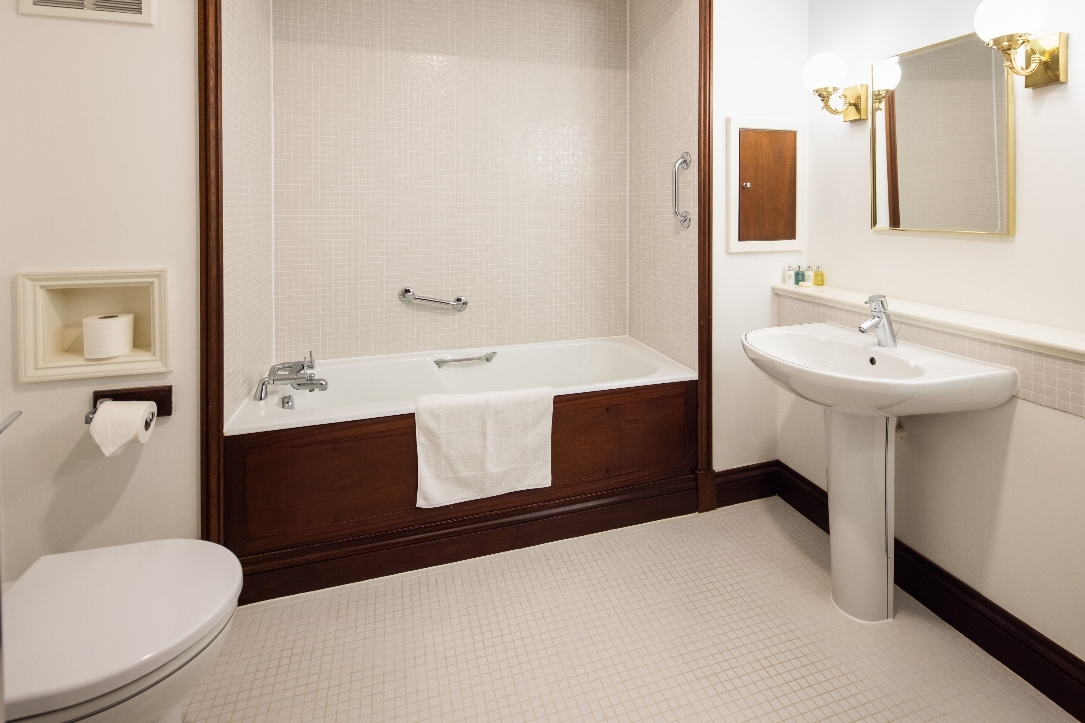 Un baño con inodoro, bañera y lavabo.