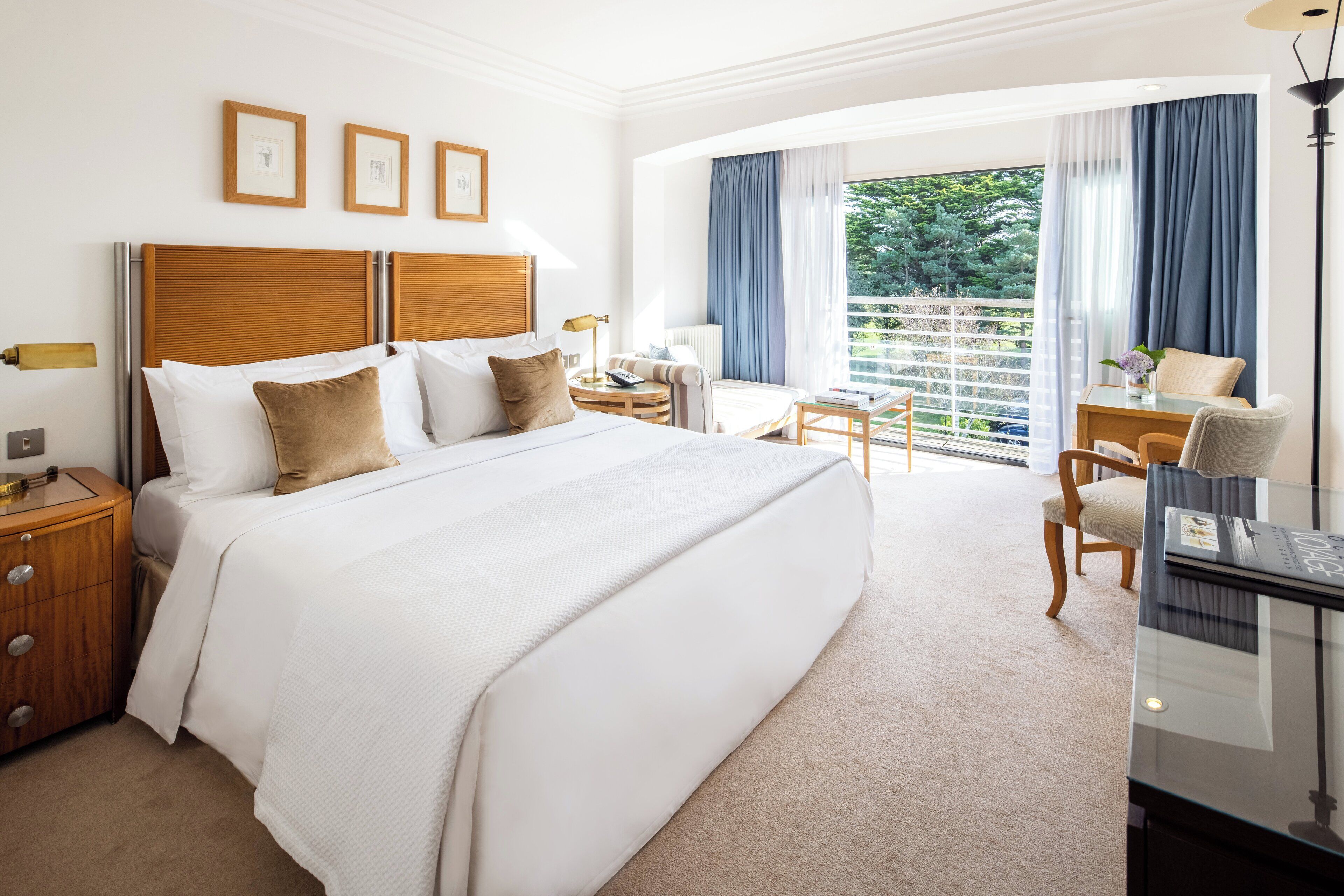 Premium bedding, in-room safe, desk, blackout drapes