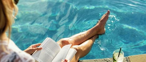 Una piscina techada, una piscina al aire libre