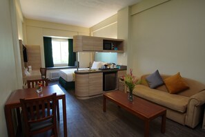 Escritorio, cortinas blackout y tabla de planchar con plancha