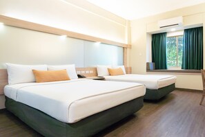 Desk, blackout curtains, iron/ironing board, free cots/infant beds - Microtel by Wyndham Tarlac (Tarlac)