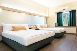 Escritorio, cortinas blackout y tabla de planchar con plancha