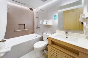 Suite, 1 Queen-Bett, Nichtraucher | Badezimmer | Dusche, Haartrockner, Hausschuhe, Bidet