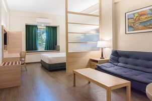 Suíte, 1 cama Queen, para não fumantes | Escrivaninha, cortinas blackout, ferros/tábuas de passar roupa