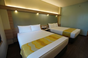 Chambre, 2 grands lits, non-fumeur | Bureau, rideaux d’obscurcissement, fer et planche à repasser