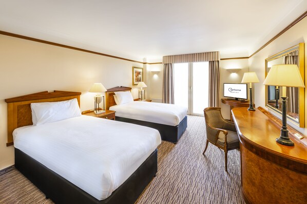 Caja de seguridad en la habitación y escritorio 