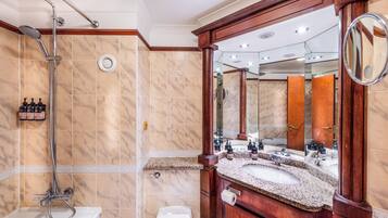 Combined shower/bathtub, free toiletries, hair dryer, towels
