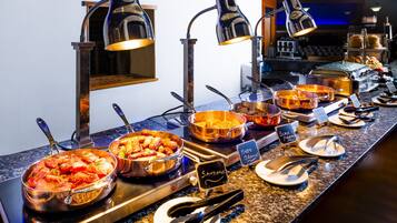 Petit déjeuner buffet (15.00 GBP par personne)