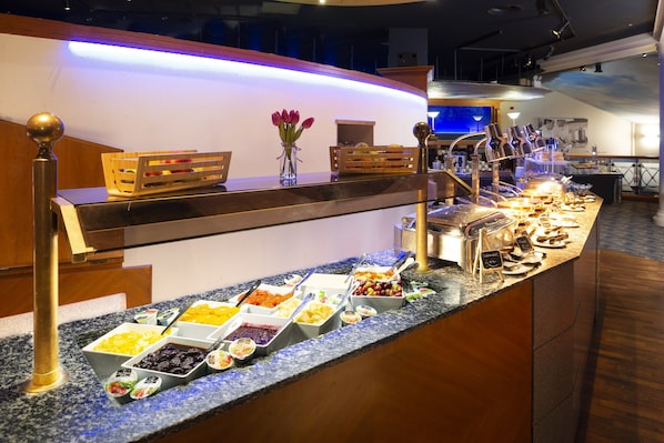 Desayuno buffet (GBP 15.00 por persona) 