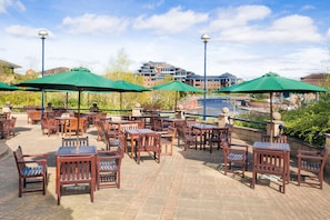 Se sirven comidas, cenas y cocina británica 