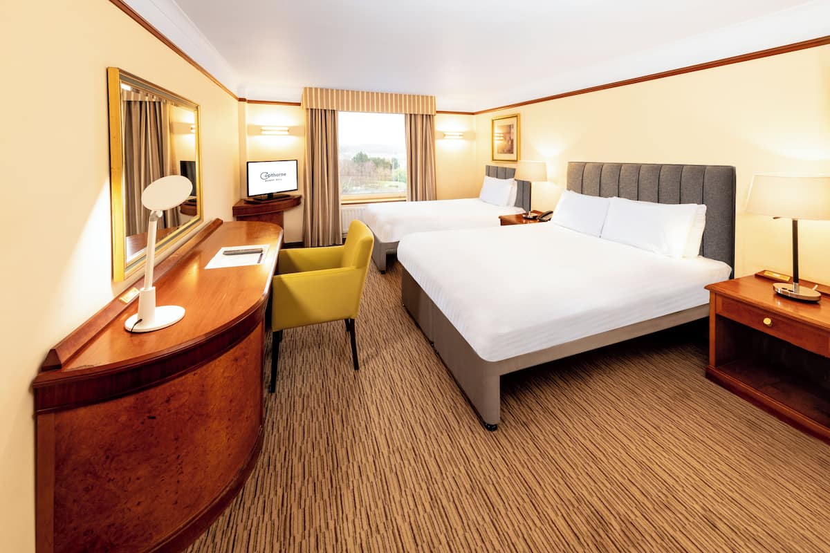 Standardzimmer (Family with King Bed + Single Bed) | Zimmersafe, Schreibtisch, laptopgeeigneter Arbeitsplatz