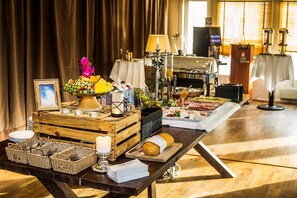 Dinner served, American cuisine, garden views 