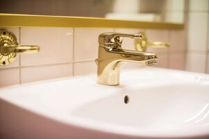Escritorio, tabla de planchar con plancha, wifi gratis y ropa de cama 