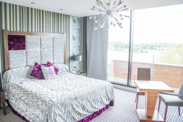 Peralatan tempat tidur hipoalergenik, meja, langsir/tirai gelap terus