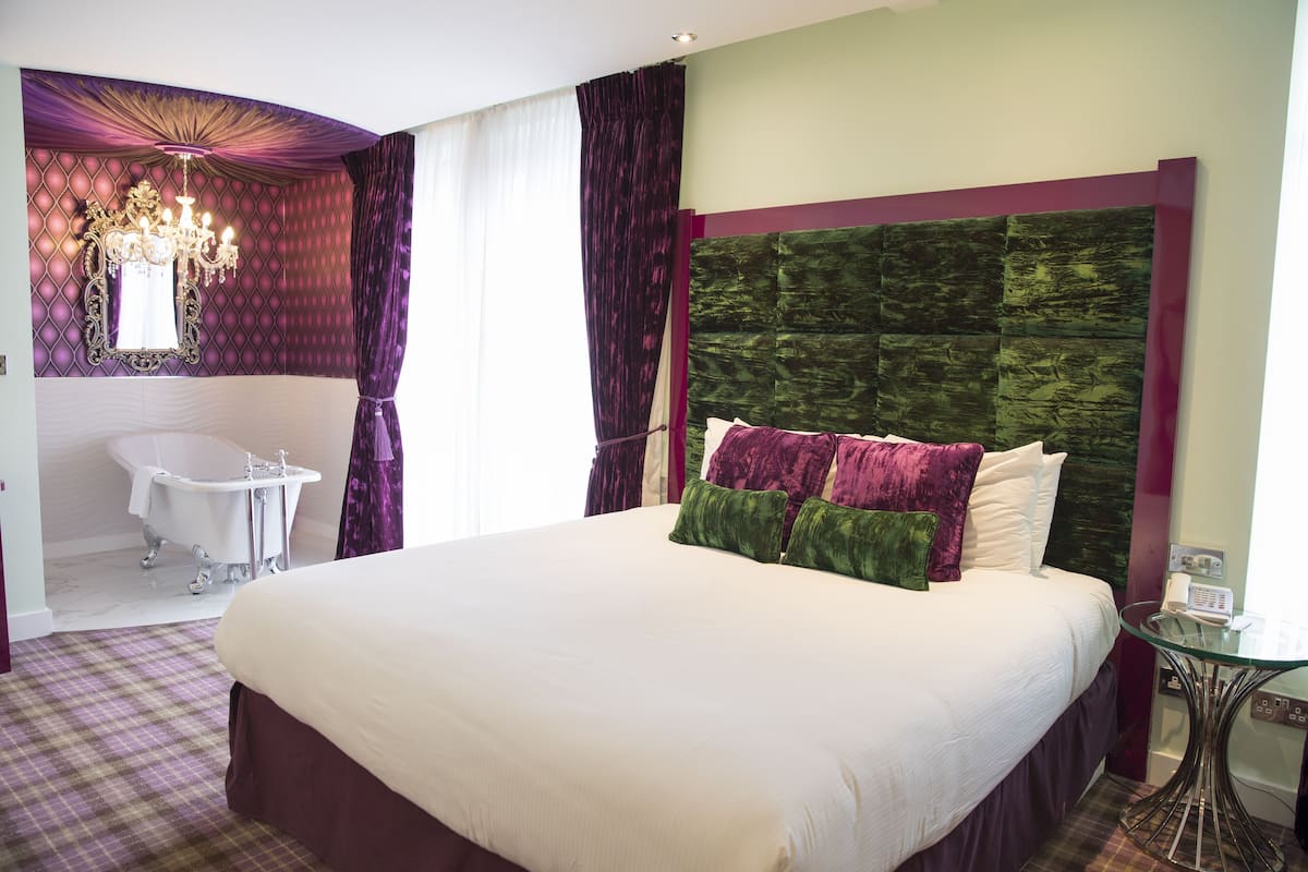 Literie hypoallergĂ©nique, bureau, rideaux dâobscurcissement