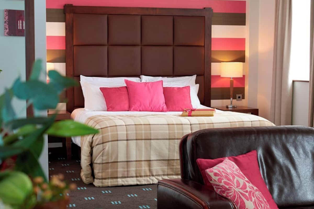 Literie hypoallergĂ©nique, bureau, rideaux dâobscurcissement