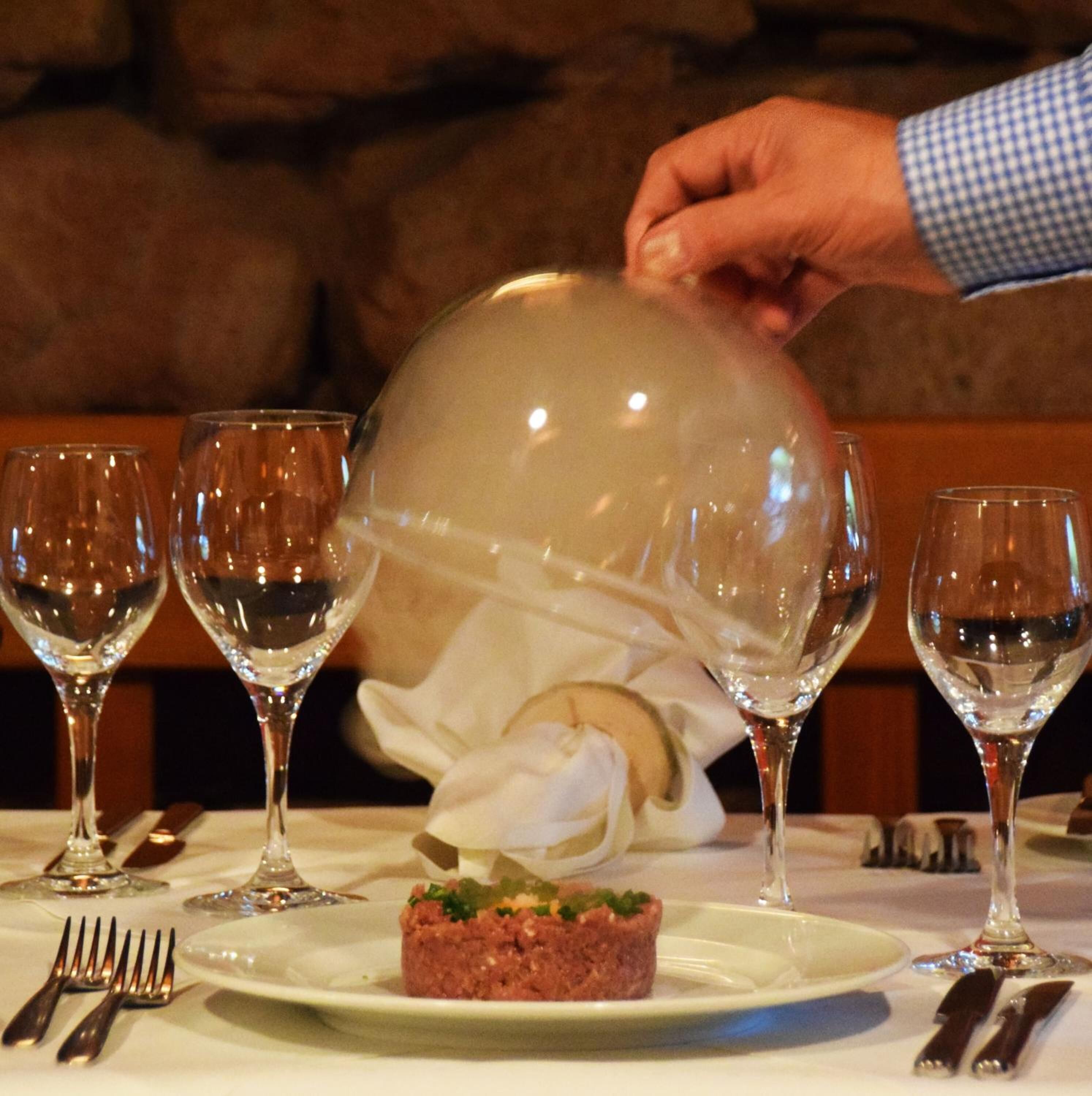 2 restaurants, breakfast, lunch served; local and international cuisine