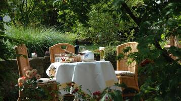 2 restaurants, spécialités Cuisine locale et internationale