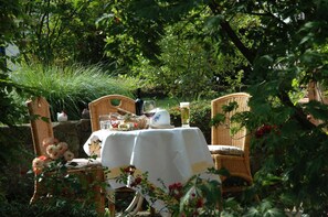 2 Restaurants, Frühstück, Mittagessen, lokale und internationale Küche