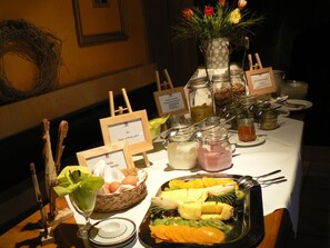 Enjoy a sumptuous spread of fresh fruits, vegetables, and artisanal spreads at our buffet.