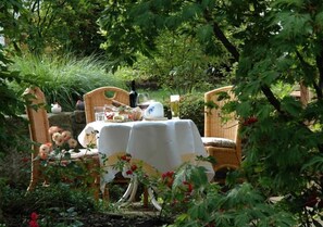 2 restaurants, breakfast, lunch served; local and international cuisine  - Gutshof Hotel Waldknechtshof (Baiersbronn)