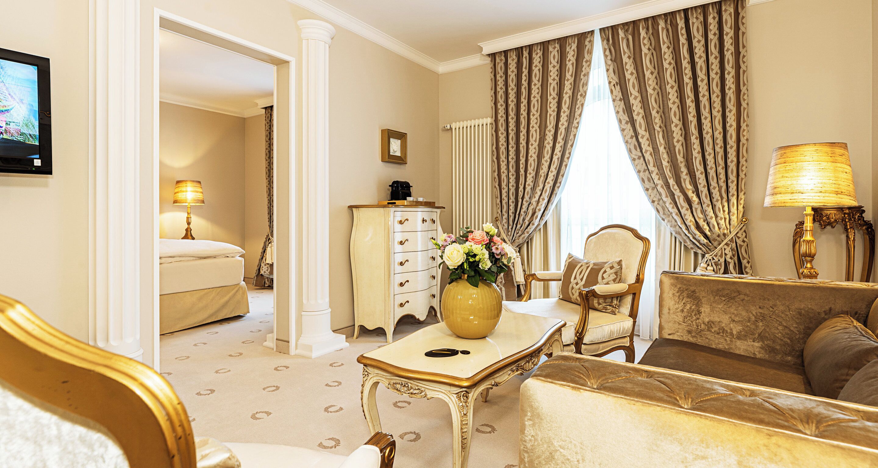 suite, 1 queen bed | 1 bedroom, hypo-allergenic bedding, down duvets, minibar