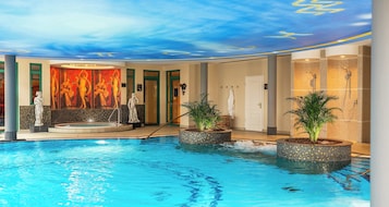 Piscina interna, funciona das 7h às 22h, espreguiçadeiras