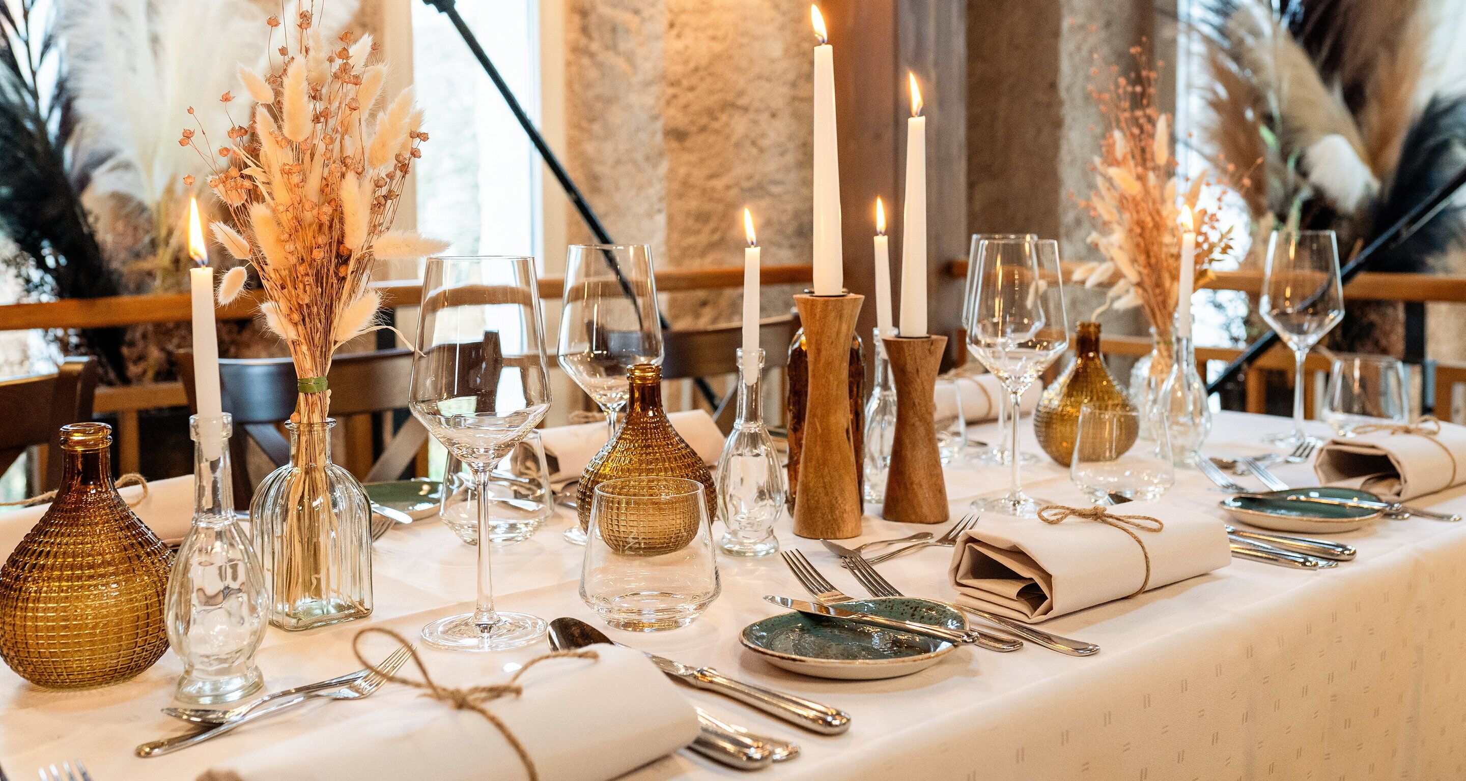 3 restaurants, breakfast, lunch, dinner served; international cuisine