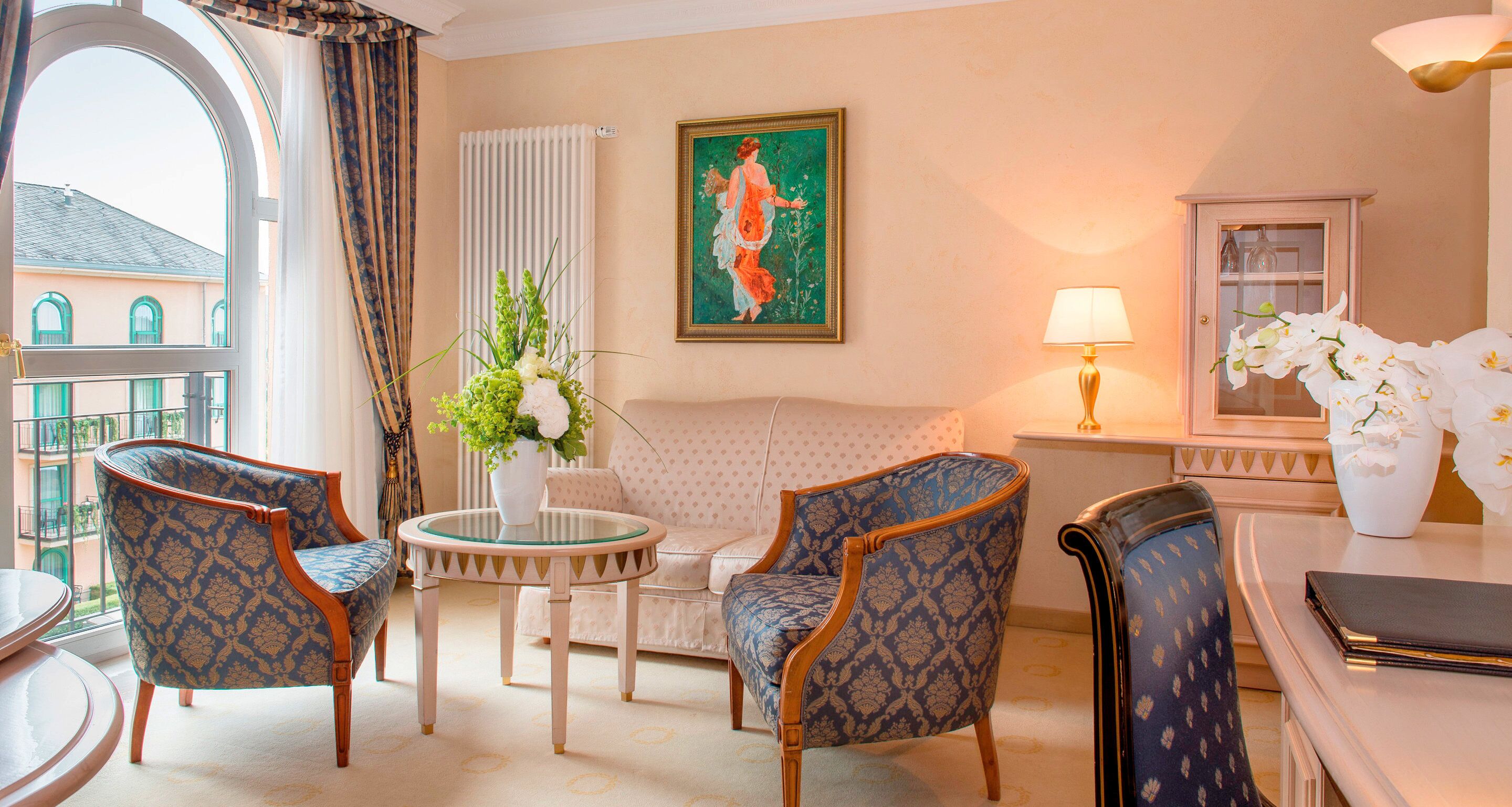 Suite – junior, 1 kingsize-seng | Oppholdsområde | En 32-tommers LCD-TV med Parabol-TV samt TV