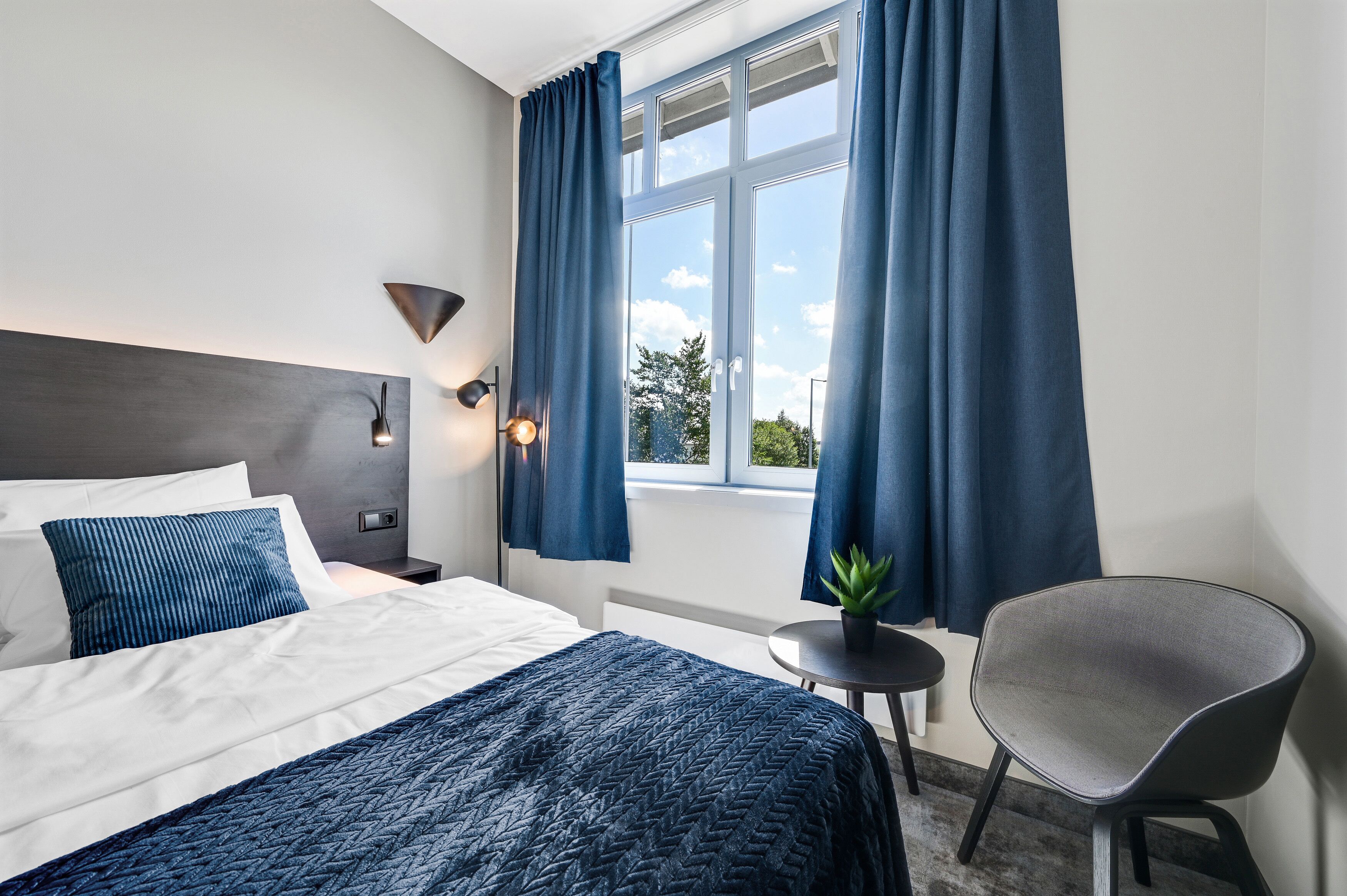 Individueel gedecoreerd, individueel gemeubileerd, een bureau