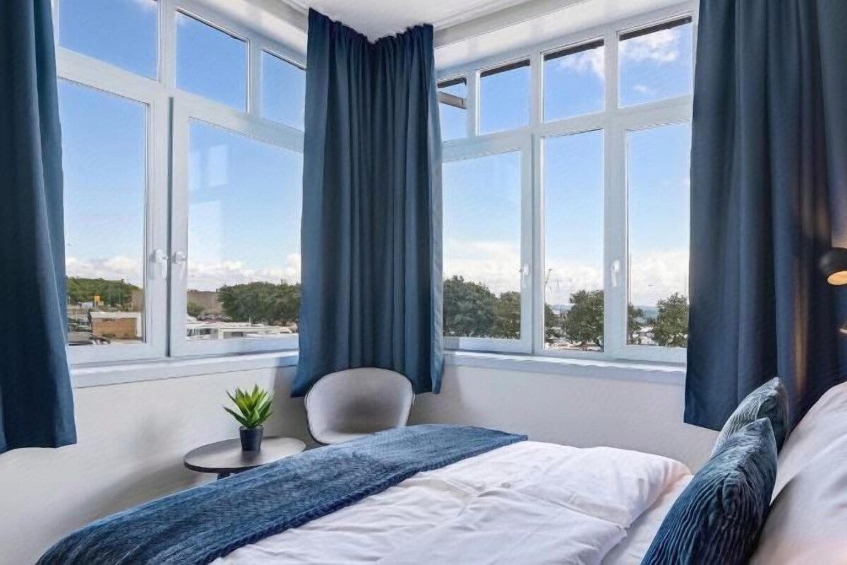 Escritorio, cortinas blackout, wifi gratis y decoración personalizada 